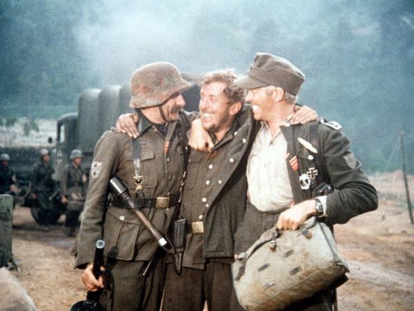 Bild 1 von 2: Vadim Glowna (MI.)