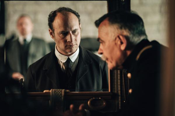 Bild 1 von 6: Mirreau (Noam Morgensztern, l.); General Joffre (Stefan Godin, r.)