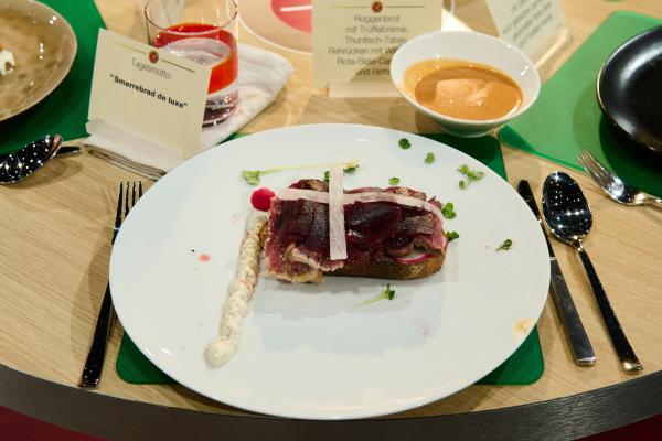 Bild 1 von 14: Roggenbrot mit Trüffelcreme, Thunfisch-Tataki, Rehrücken mit Wildsauce, Rote-Bete-Carpaccio und Rettich, Tagesmotto:\