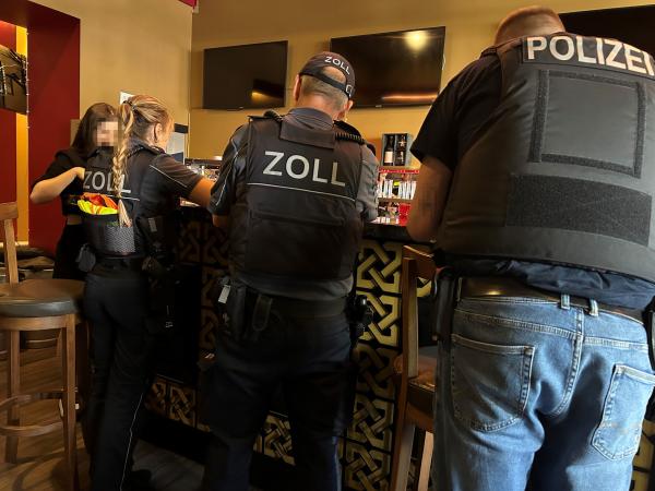 Bild 1 von 2: Auf Suche nach Schwarzarbeitern und Sozialbetrügern: \