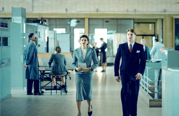 Bild 1 von 8: Wernher von Braun (r.) und seine Sekretärin in Peenemünde, wo er eigentlich Raketen für den Flug zum Mond bauen möchte. Schließlich baut er Raketen für den Krieg. (Spielszene)