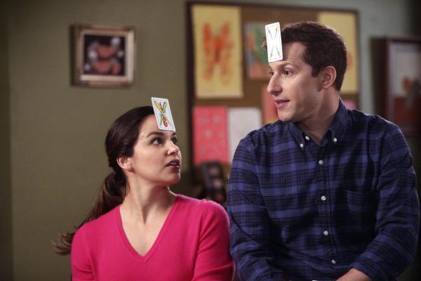 Bild 1 von 8: Amy Santiago (Melissa Fumero, l.); Jake Peralta (Andy Samberg, r.)