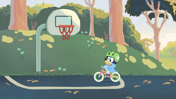 Bild 1 von 6: Bluey versucht Fahrrad fahren zu lernen, doch das ist schwieriger als gedacht. Als sie jedoch ihre Freunde dabei beobachten, wie sie versuchen ihre Aufgaben zu meistern und nicht aufgeben, hat sie die Motivation es noch einmal zu versuchen.