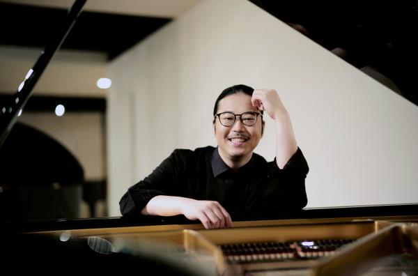 Bild 1 von 3: Der japanische Pianist Kyohei Sorita debütiert bei den Salzburger Festspielen mit dem Mozarteumorchester.