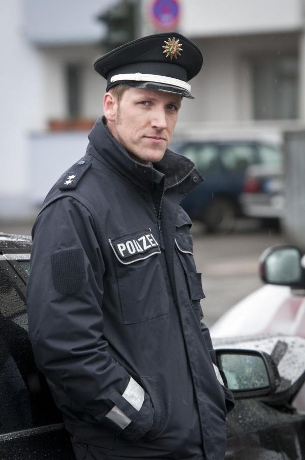 Bild 1 von 25: Als die Polizei (Jan Hahn) zu einem Verkehrsunfall gerufen wird, ahnt sie nicht, dass der Unfallverursacher eine Leiche im Kofferraum hat ...