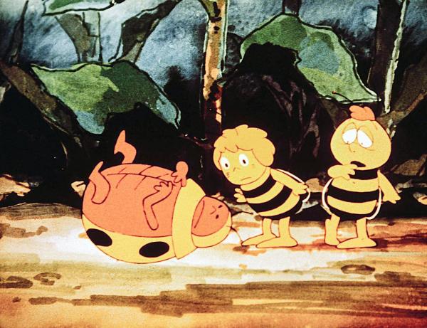 Bild 1 von 8: Im Bild: Für den dicken Käfer ist der Weitsprungwettbewerb nicht so glücklich ausgegangen. Er landet auf dem Rücken und auf dem Rücken liegen bedeutet für einen Käfer, hilflos zu sein. Doch Maja und Willi wissen - wie immer - Rat.