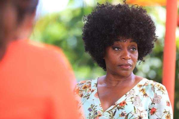 Bild 1 von 6: Die berühmte Autorin Sylvie Baptiste (Angela Wynter) schrieb einen Roman, in dem sich die Protagonistin von einer Klippe stürzt. Die Studentin Esther starb auf eine ähnliche Weise. Zudem recherchierte Esther zu den Arbeiten der berühmten Autorin. War Sylvie Baptiste am Ende selbst in Esthers Mord verwickelt?