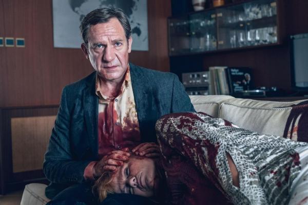 Bild 1 von 25: Im Bild: Johannes Zeiler (Stefan Weingartner), Eva Maria Marold (Irene Weingartner).