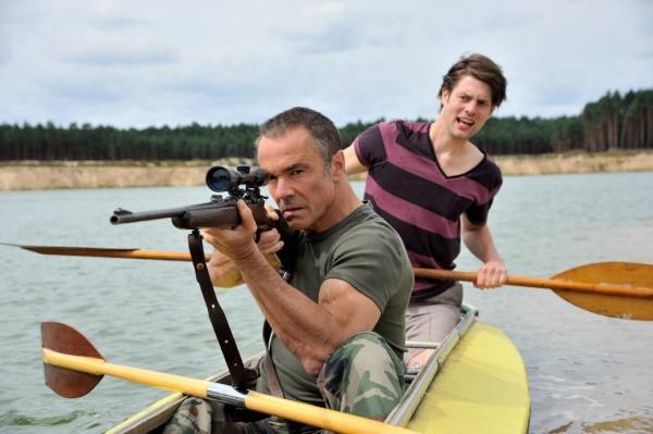 Bild 1 von 16: Der Camping-Kurztrip der Westphals steht unter keinem guten Stern. Zunächst verläuft die Nahrungssuche von Harald (Hannes Jaenicke, l.) und Isko (Johann David Talinski, r.) wenig erfolgreich und dann erkrankt urplötzlich Tochter Marla auf Leben und Tod ...