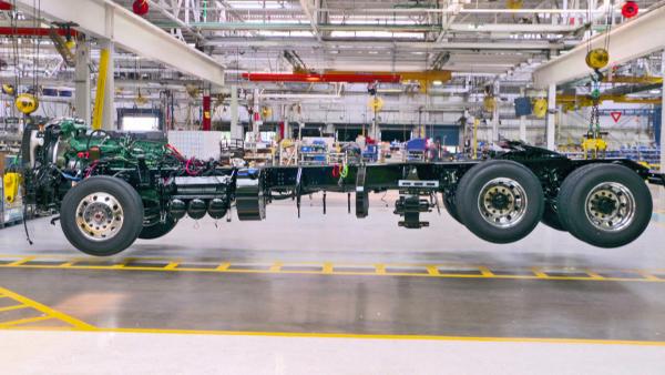 Bild 1 von 3: Alle 120 Sekunden entsteht ein neues Fahrgestell für einen Truck.
