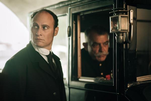 Bild 1 von 6: Mirreau (Noam Morgensztern, l.); General Joffre (Stefan Godin, r.)