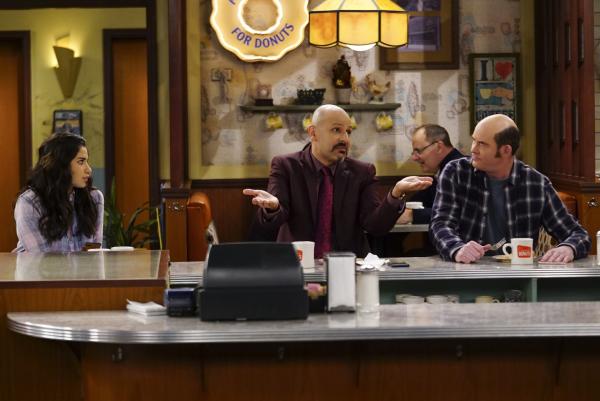 Bild 1 von 12: (v.l.n.r.) Sofia (Diane Guerrero); Fawz (Maz Jobrani); Carl \