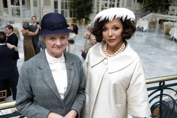 Bild 1 von 9: Miss Marple (Julia McKenzie, l.); Ruth Van Rydock (Joan Collins, r.)
