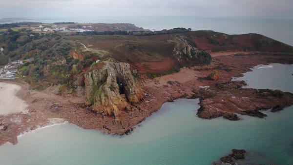 Bild 1 von 4: Über tausende Jahre lebten in diesen schützenden Felsspalten Neandertaler.