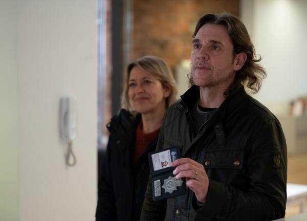 Bild 1 von 8: Annika Strandhed (Nicola Walker) und Michael McAndrews (Jamie Sives) untersuchen den Tod des Wissenschaftlers Murdo Sterling.