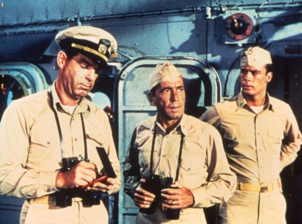 Bild 1 von 1: Mit zunehmender Besorgnis reagiert die Besatzung des Minenzerstörers USS Caine auf die Befehle ihres Kommandanten Philip F. Queeg (Humphrey Bogart, Mitte). Auch die beiden Offiziere Keefer (Fred MacMurray, links) und Keith (Robert Francis) sind alarmiert.