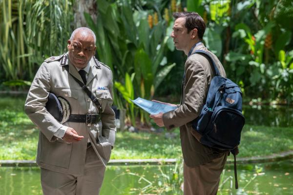 Bild 1 von 4: Während DI Neville Parker (Ralf Little, r.) unermüdlich an dem ungeklärten Todesfall von Gerry Stableforth arbeitet, konzentriert sich Commissioner Selwyn Patterson (Don Warrington, l.) auf die Vorbereitungen für seine bevorstehende Party. Er stellt klar, dass Parkers Teilnahme an seiner Party nur unter der Bedingung möglich ist, dass es zu keinem weiteren Fiasko kommt.