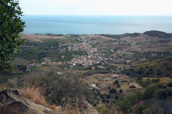 Bild 1 von 3: 1935 ließ sich Cesare Pavese in Kalabrien nieder, nachdem er vom faschistischen Regime ins Exil gezwungen worden war. Der Schriftsteller arbeitet in der kargen Landschaft weiter.