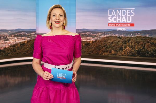 Bild 1 von 2: SWR Moderatorin Jana Kübel