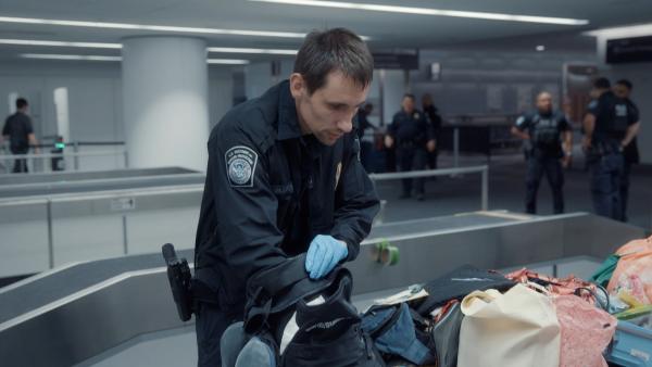 Bild 1 von 3: Alles für den schönen Schein: Am Internationalen Flughafen von San Francisco findet Officer Gluzov im Gepäck eines Ehepaars jede Menge gefälschter Luxus-Markenartikel.