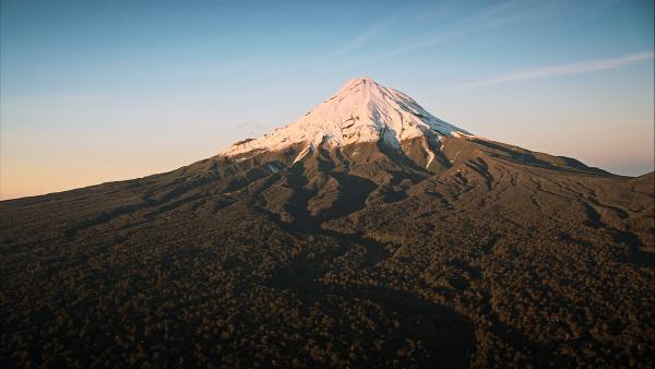 Bild 1 von 2: Ein Vulkan wie gemalt: Der Taranaki ist bekannt für seine Schuttlawinen, die ganze Landstriche und Wälder verwüsten.
