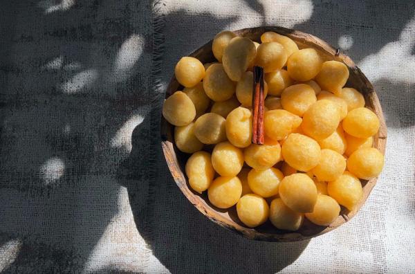 Bild 1 von 3: Zypern: Chriso serviert Loukoumades ? in Öl frittierte Krapfen, getränkt in Gewürzsirup.