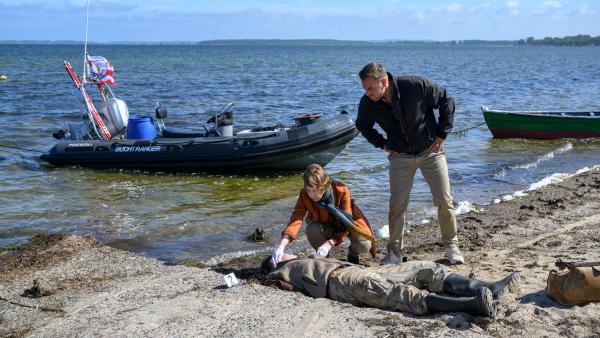 Bild 1 von 5: Bucht-Ranger Hanno Greve (Komparse, l.) wird tot am Strand aufgefunden. Rechtsmedizinerin Dr. Helene Sturbeck (Katharina Blaschke, M.) ist sich sicher, dass das kein Unfall war und gibt Kriminalhauptkommissar Lars Pöhlmann (Dominic Boeer, r.) erste Informationen zum Fall.