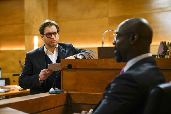Bild 1 von 20: Es gelingt Bull (Michael Weatherly, l.) kaum, auch die Jury von Jules Caffreys (Isaiah Washington, r.) Unschuld zu überzeugen, zumal dieser sich selbst verteidigt und nicht auf Bulls Ratschläge hört. Doch dann gibt es eine entscheidende Wende ...