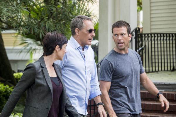Bild 1 von 24: Auf Pride (Scott Bakula, M.), Brody (Zoe McLellan, l.) und Lasalle (Lucas Black, r.) wartet ein neuer Fall ...