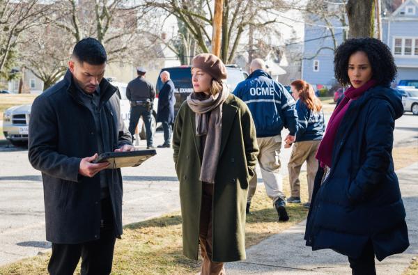 Bild 1 von 8: (v.l.n.r.) Special Agent Ivan Ortiz (Miguel Gomez); Special Agent Kristin Gaines (Alexa Davalos); Special Agent Sheryll Barnes (Roxy Sternberg)