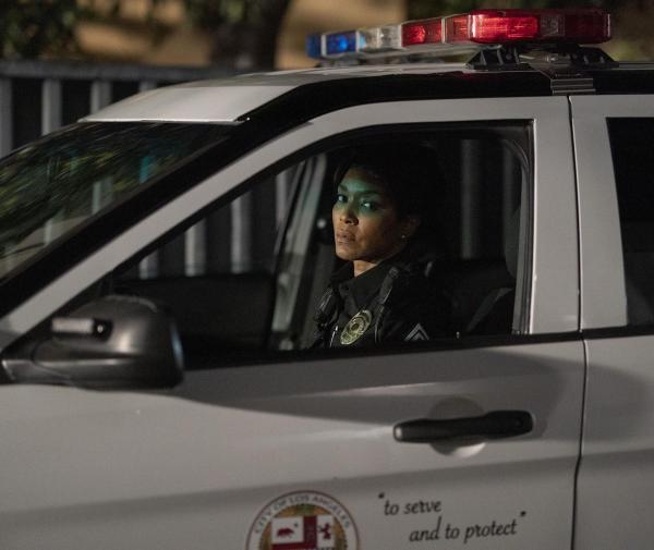 Bild 1 von 8: Athena Grant (Angela Bassett)