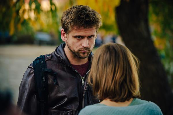Bild 1 von 14: Florian (Steve Windolf) kommt extra von Berlin an die Moldau, um Sophie (Alina Levshin) zurück zu gewinnen.