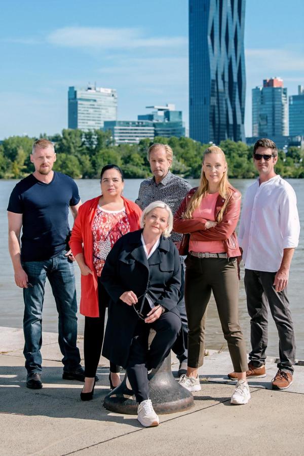 Bild 1 von 24: Im Bild (v.li.): Martin Gruber (Max Herzog), Maria Happel (Dr. Franziska Beck), Brigitte Kren (Henriette Wolf), Helmut Bohatsch (Franz Wohlfahrt), Lilian Klebow (Penny Lanz), Andreas Kiendl (Klaus Lechner).