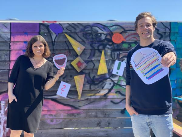 Bild 1 von 4: Gemeinsam mit Kommunikationswissenschaftlerin Diana checkt Tobi die Grundlagen der menschlichen Kommunikation.