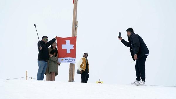 Bild 1 von 7: Im Bild: Netflix-Touristen am Jungfraujoch.