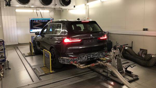 Bild 1 von 2: Auch der 621 PS-starke BMW SUV Alpina XB7 wird gründlich getestet, bevor er an Kund*innen ausgeliefert wird.