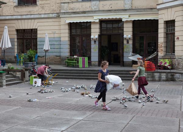 Bild 1 von 6: Die Einsteiner wollen Schiller vergraulen. Sarah (Selma Kunze, l.), Nele (Hanna-Sophie Stötzel, m.) und Martha (Luna Kuse, r.) verwüsten dafür den Internatshof.