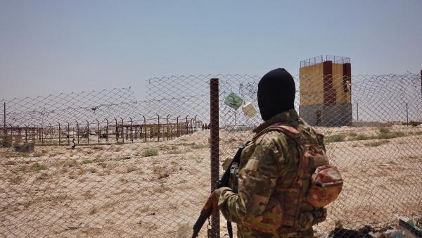 Bild 1 von 5: Kurdische Patrouille: YPG-Einheiten sollen verhindern, dass IS-Kämpfer aus dem Lager in Syrien fliehen.