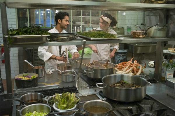 Bild 1 von 6: Hassan (Manish Dayal, l.); Marguerite (Charlotte Le Bon, r.)