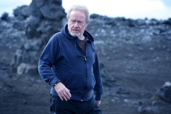 Bild 1 von 4: DF-09748R - Ridley Scott on the set of Prometheus.