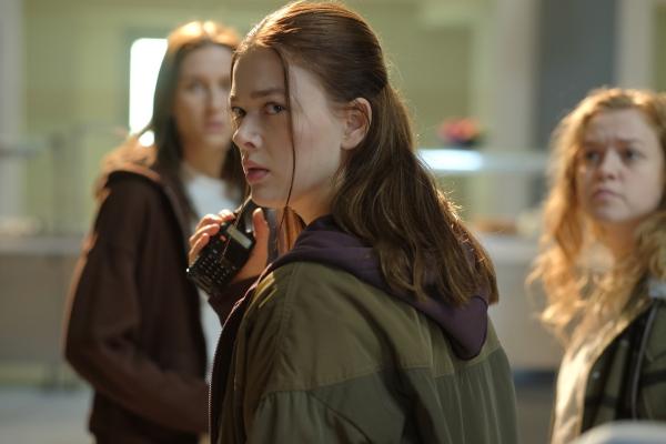 Bild 1 von 4: Luce (Jessica Alexander, M.) bringt Arianne (Josefine Koenig, l.) und Molly (Maura Bird, r.) in Sicherheit - doch ihr nächster Schritt ist riskant.