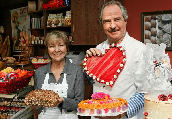 Bild 1 von 17: Ein ungleiches Paar: Biobäckerin Katharina (Gila von Weitershausen) und Zucker-Konditor Alberto (Friedrich von Thun).