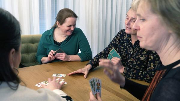 Bild 1 von 8: Im Bild: Julia Schneider mit ihren Schwestern beim Kartenspielen.