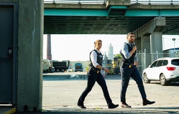 Bild 1 von 16: Special Agent Maggie Bell (Missy Peregrym, l.); Special Agent Omar Adom 'OA' Zidan (Zeeko Zaki, r.)