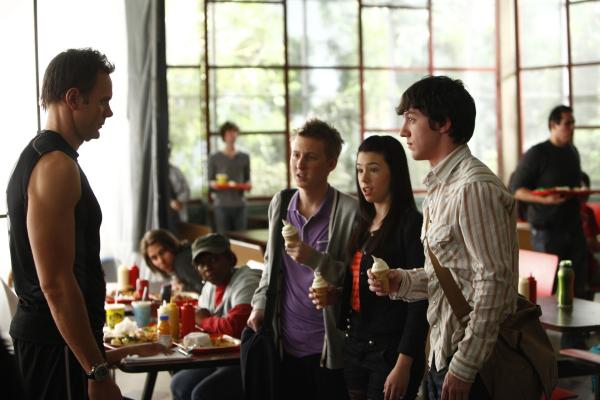 Bild 1 von 30: Britta und Jeff (Joel McHale, l.) müssen sich mit Kelly (Jillian Rose Reed, 2.v.r.), Scott (Dean Collins, 2.v.l.) und Mark (Jared Kusnitz, r.), drei vorlauten Highschool-Schülern herumschlagen, deren kindisches Verhalten sie auf die Palme bringt ...