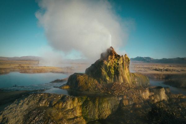 Bild 1 von 6: Der Fly Geyser in der Wüste  von Nevada ist ein versehentlich künstlich geschaffener Geysir, der u.a. der Forschung zu Gasgeysiren auf dem Mars dient.