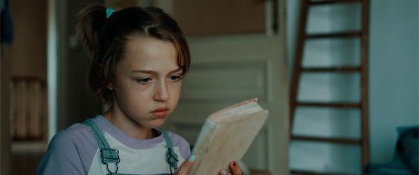 Bild 1 von 4: Ella (Cécile Enthoven) hält das alte Notizbuch von Felix' Mutter in der Hand.