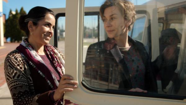 Bild 1 von 10: Fatma (Nursel Köse, l.) lässt Vicky (Christiane Paul, r.) vorne in den Familienbus einsteigen.