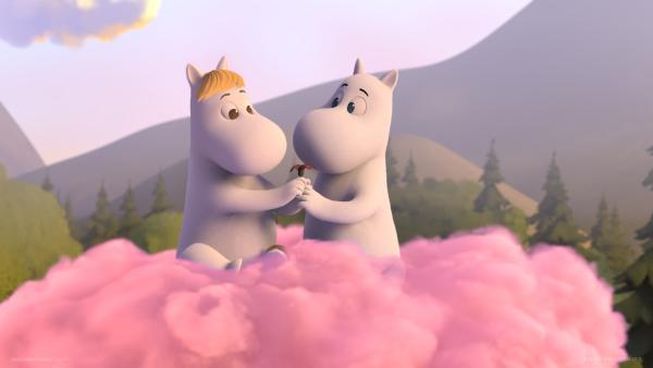 Bild 1 von 3: Mumintroll (r.) und seine Freundin (l.) machen eine Spritztour mit einer rosa Wolke.
