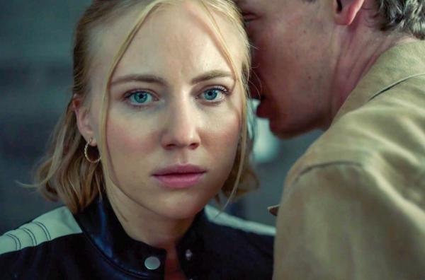 Bild 1 von 7: Elisa Schlott als ehrgeizige Jungjournalistin Aga und Franz Pätzold als abgebrühter Fotograf Thorsten